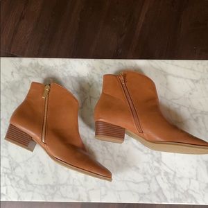 NWOT Aerosoles Cross Over Asymmetrical zip bootie